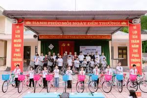 Chương trình "Thương trò rốn lũ" trao tặng 21 chiếc xe đạp cho học sinh Trường Tiểu học và THCS Sơn Lĩnh.