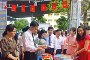 Các đại biểu tham quan các gian hàng trưng bày sách.