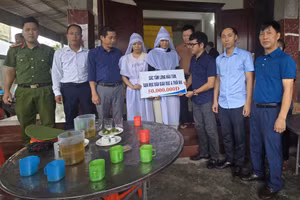 Trao nóng 50 triệu đồng tới gia đình có 2 vợ chồng tử vong do ngạt khí