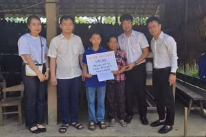 Trao quà bạn đọc Báo GD&TĐ tới hoàn cảnh nữ sinh lớp 7 hiếu học, cha mẹ bệnh tật