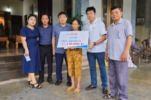 Báo GD&TĐ cùng đại diện chính quyền xã Cẩm Bình (Hà Tĩnh) trao quà bạn đọc đến hoàn cảnh bé Khánh Vy.