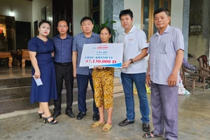 Báo GD&TĐ cùng đại diện chính quyền xã Cẩm Bình (Hà Tĩnh) trao quà bạn đọc đến hoàn cảnh bé Khánh Vy.