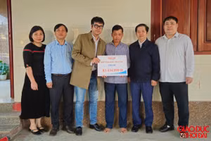 Báo GD&TĐ kết nối các tấm lòng hảo tâm trao tặng em Yến Nhi số tiền hơn 83 triệu đồng.