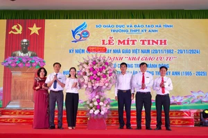 Các thế hệ học trò cũ Trường THPT Kỳ Anh tặng hoa chúc mừng tại lễ công bố hành động 60 năm thành lập trường.