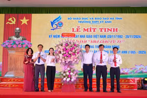 Các thế hệ học trò cũ Trường THPT Kỳ Anh tặng hoa chúc mừng tại lễ công bố hành động 60 năm thành lập trường.