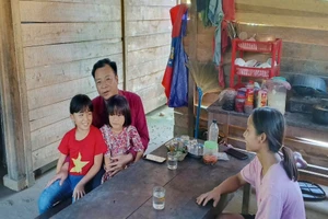 Thầy Lê Ánh Dương, Trường Tiểu học Phú Gia đến nhà thăm hỏi, động viên học sinh vượt qua khó khăn để tới trường.