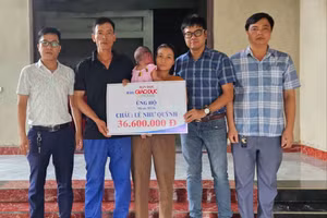 Gần 37 triệu đồng được trao đến bé Như Quỳnh.