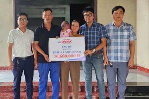 Gần 37 triệu đồng được trao đến bé Như Quỳnh.