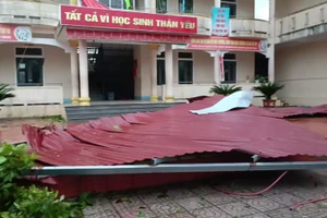 Mái tôn của Trường THCS Kỳ Sơn (xã Kỳ Thượng) bị gió cuốn bay xuống sân trường.