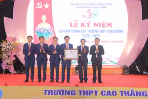 Trường THPT Cao Thắng đón nhận Bằng khen của Bộ trưởng Bộ GD&ĐT.