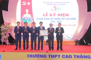 Trường THPT Cao Thắng đón nhận Bằng khen của Bộ trưởng Bộ GD&ĐT.