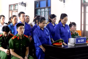 Nguyễn Thị Mai (ngoài cùng, bên phải) cùng các bị cáo tại phiên tòa. 