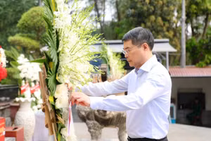 Thủ tướng Lê Minh Hưng dâng hương, hoa tại Khu di tích Ngã ba Đồng Lộc. (Ảnh: Q.V)