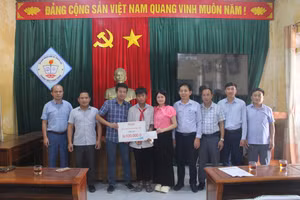 Trao hơn 16 triệu đồng tới hoàn cảnh em Bùi Anh Tuấn ở xã Thạch Lạc.