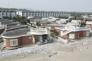 Nhiều căn biệt thự thuộc Dự án Khu dịch vụ và nhà nghỉ Xuân Thành bị sập trong bão Bualoi.