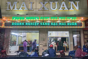 Nhiều người dân mang áo mưa đi xe máy tới các tiệm vàng để "mua lộc" cầu may từ sáng sớm.