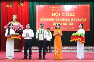Giáo viên Trường THPT Vũ Quang được vinh danh tại Hội nghị điển hình tiên tiến ngành Giáo dục Hà Tĩnh giai đoạn 2020 -2025.