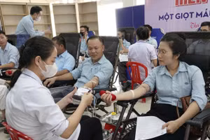 Nhân viên Công ty Formosa Hà Tĩnh tham gia hiến máu tình nguyện.