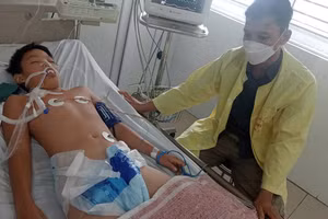 Người cha cầu mong phép màu đến với đứa con trai ngoan ngoãn của mình.