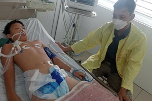 Người cha cầu mong phép màu đến với đứa con trai ngoan ngoãn của mình.