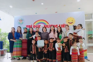 Học sinh người dân tộc Chứt cùng giáo viên tham quan ở các trường khu vực trung tâm để tăng cường tiếng Việt.