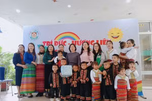 Học sinh người dân tộc Chứt cùng giáo viên tham quan ở các trường khu vực trung tâm để tăng cường tiếng Việt.