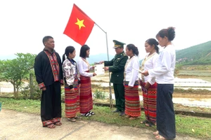 Cán bộ tuyên truyền quyền bầu cử đến đồng bào dân tộc Chứt ở bản Rào Tre.