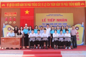 Trường THPT Phan Đình Phùng tiếp nhận bàn ghế của Công ty Thanh Tùng 2 trao tặng.