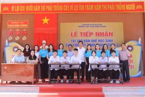 Trường THPT Phan Đình Phùng tiếp nhận bàn ghế của Công ty Thanh Tùng 2 trao tặng.