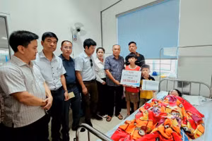 Báo GD&TĐ kết nối, trao hơn 116 triệu đồng tới cô giáo bị ung thư não
