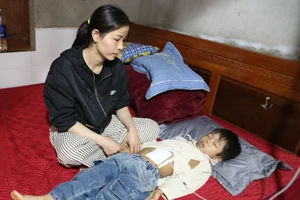 Căn bệnh thận đã hành hạ tấm thân bé nhỏ của cháu Gia Bảo suốt 6 năm qua.