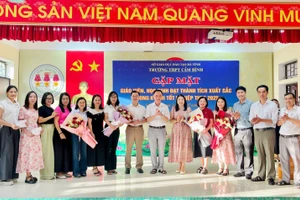 Lãnh đạo Trường THPT Cẩm Bình chúc mừng các giáo viên bộ môn đạt kết quả cao trong Kỳ thi tốt nghiệp THPT 2025.