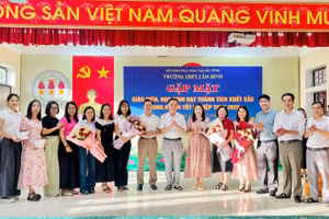 Lãnh đạo Trường THPT Cẩm Bình chúc mừng các giáo viên bộ môn đạt kết quả cao trong Kỳ thi tốt nghiệp THPT 2025.
