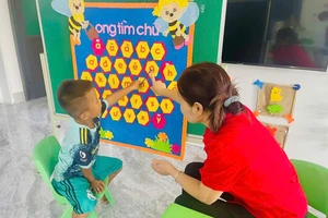 Giáo viên Trường Tiểu học Hương Liên tăng cường phương án dạy tiếng Việt cho học sinh lớp 1 dân tộc Chứt. (Ảnh: H.H)