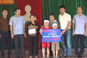 Đại diện báo GD&TĐ và UBND, UBMTTQ thành phố Hà Tĩnh trao quà bạn đọc, các tấm lòng hảo tâm đến hoàn cảnh 2 cháu Anh Tiến và Anh Tài.