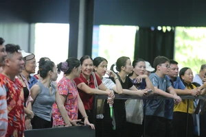 Đông đảo phụ huynh đến sân thi đấu để cổ vũ cho các VĐV.