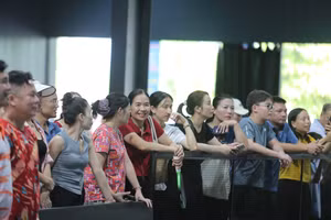 Đông đảo phụ huynh đến sân thi đấu để cổ vũ cho các VĐV.