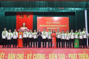 Các tập thể xuất sắc trong công tác giáo dục tại Hà Tĩnh được vinh danh.