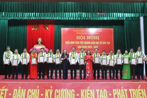 Các tập thể xuất sắc trong công tác giáo dục tại Hà Tĩnh được vinh danh.
