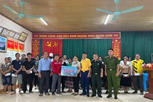 Lãnh đạo Công ty Cổ phần Thủy điện Hủa Na trao 100 triệu đồng đến người dân vùng bão lũ xã Thông Thụ. (Ảnh: V.T)