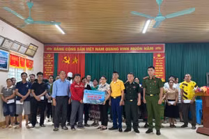 Lãnh đạo Công ty Cổ phần Thủy điện Hủa Na trao 100 triệu đồng đến người dân vùng bão lũ xã Thông Thụ. (Ảnh: V.T)