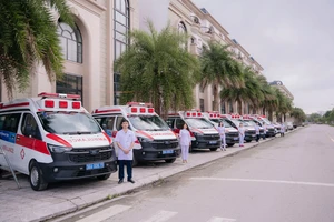 Vingroup hỗ trợ Hà Tĩnh 15 xe cứu thương hiện đại.