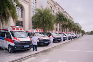 Vingroup hỗ trợ Hà Tĩnh 15 xe cứu thương hiện đại.