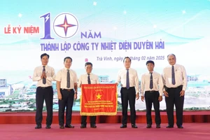 Ông Lâm Minh Đằng - Phó Bí thư Tỉnh uỷ Trà Vinh trao Cờ thi đua của Chính phủ cho Công ty Nhiệt điện Duyên Hải.