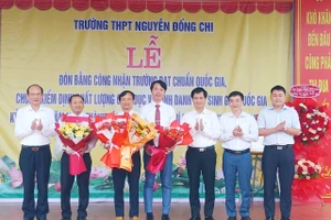 Trường THPT Nguyễn Đổng Chi nhận hoa chúc mừng nhân dịp đón nhận Bằng công nhận trường đạt chuẩn quốc gia.
