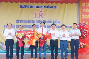 Trường THPT Nguyễn Đổng Chi nhận hoa chúc mừng nhân dịp đón nhận Bằng công nhận trường đạt chuẩn quốc gia.