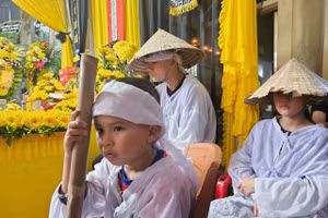 Trong 2 năm, 3 đứa trẻ lần lượt mất cả bố lẫn mẹ.