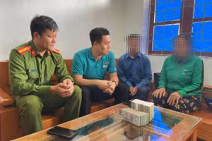 Công an và nhân viên ngân hàng giải thích, ngăn chặn ông N. không dính bẫy kẻ lừa đảo.