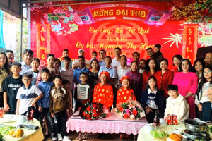 Con cháu sum vầy, chúc mừng cụ Quế và cụ Hường bách niên giai lão.