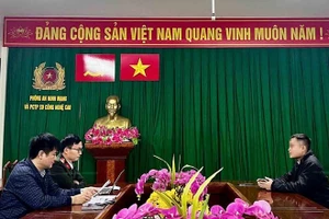 Cơ quan chức năng làm việc với ông T.D.T. (Ảnh: CTV)